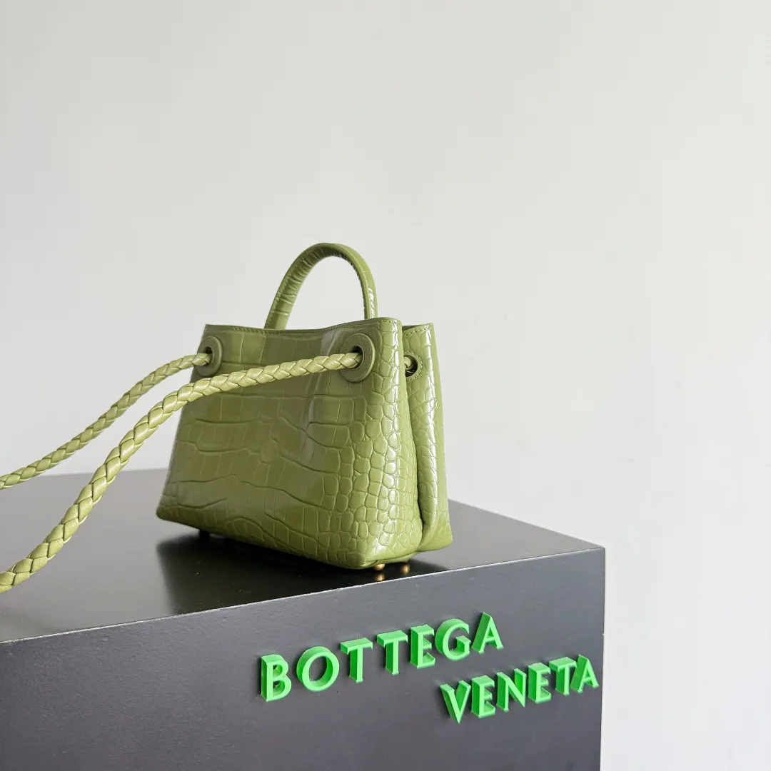 Batch 2880 BOTTEGA VENETA crocodile leather mini andiamo is paired with a four-piece oak hardware set, making the entire bag more layered. As a classic model of the BV family, each innovation brings different surprises to fans. There are three ways to carry it with different makeup. Crocodile skin is called the gold in leather and is famous for its top luxury and rarity. During use, the luster of the crocodile skin will not fade or fade with time. No matter how long it is used, it will still remain new. And because each crocodile skin is different, the effect of each crocodile leather bag is different. Style number: 777614+wood hardware Size: 22*15.5*9cm